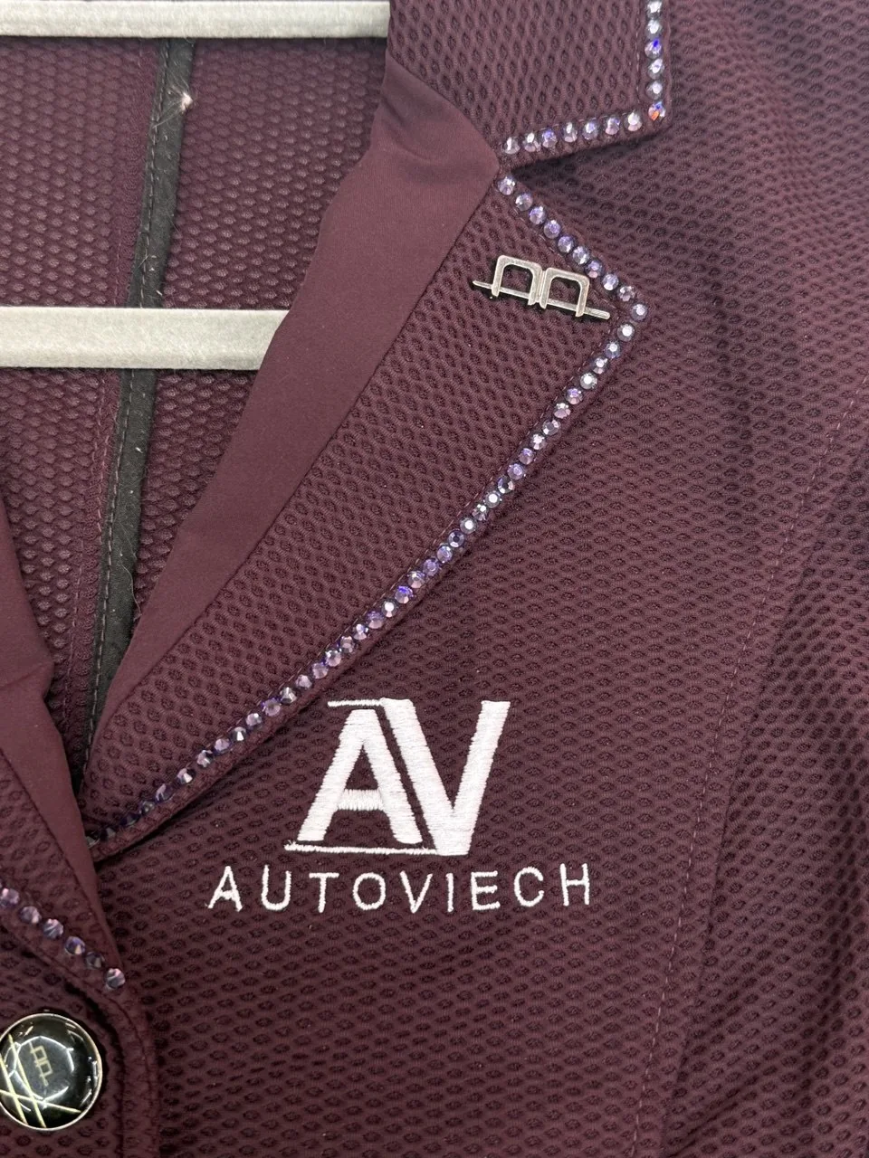Bordeauxfarbenes Poloshirt mit weißem Logodruck