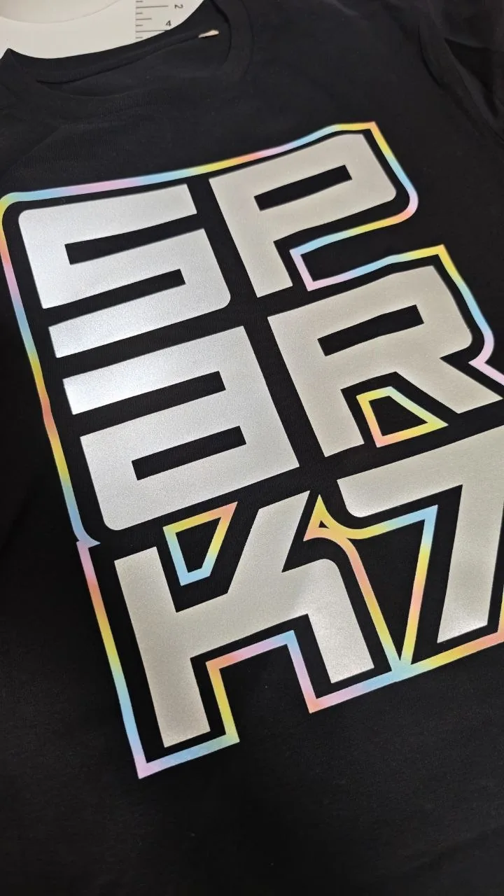 Großflächiger mehrfarbiger Schriftzug auf schwarzem Shirt