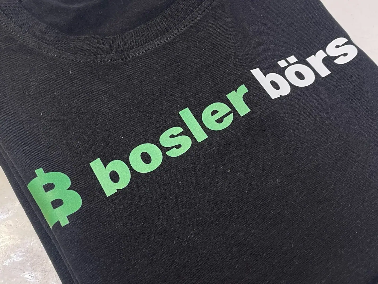 Kleiner mittiger Brustdruck auf T-Shirt