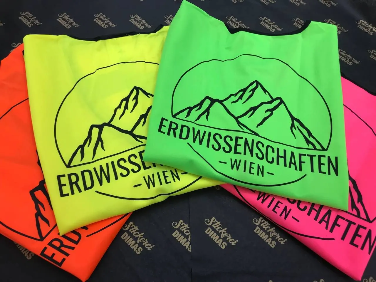 DTF-Druck auf Neon-Pullover