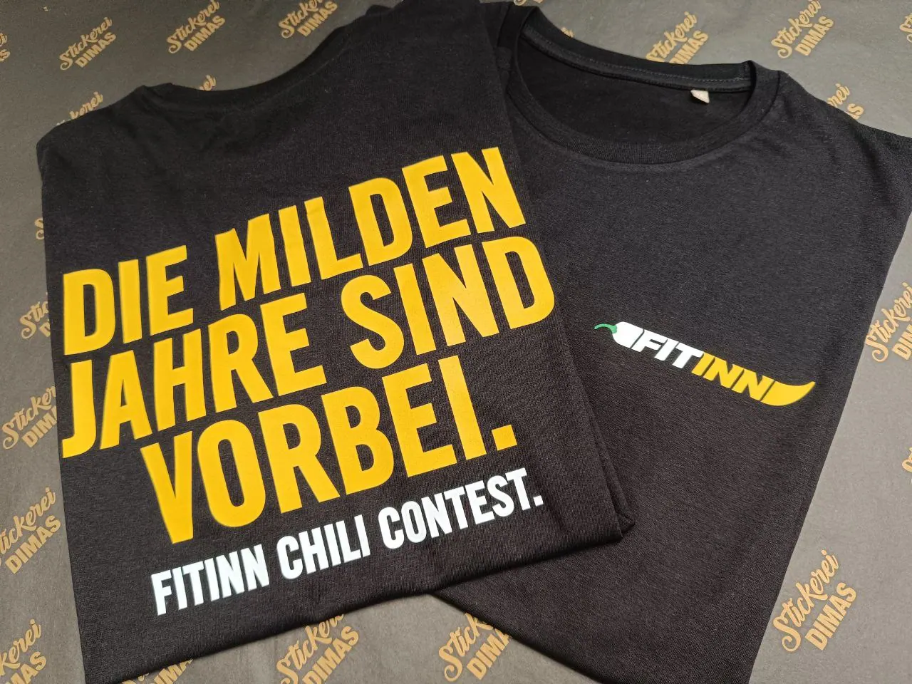 Fitinn Arbeitskleidung mit Logo bedruckt – Case Study Textildruck Wien