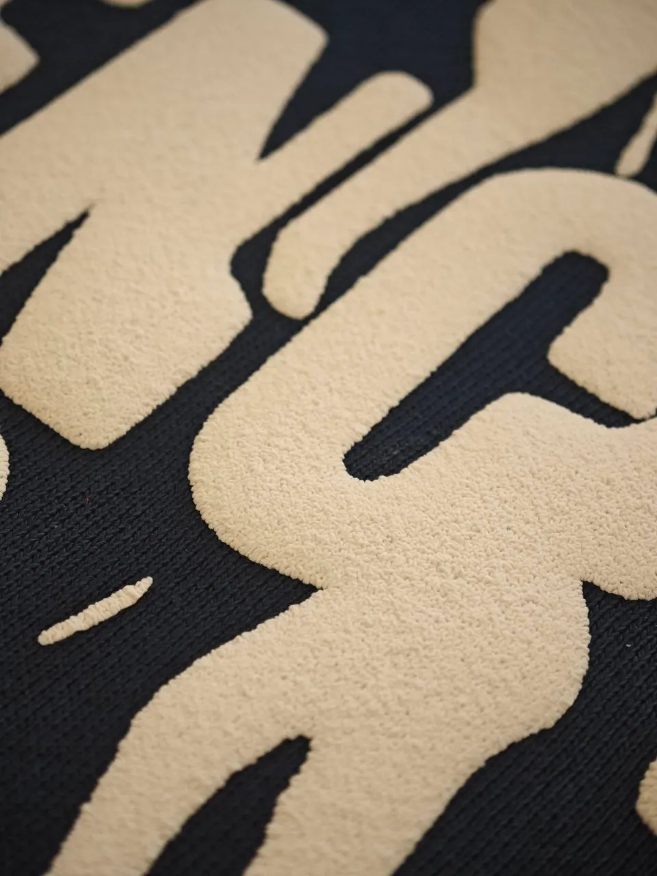 Flockdruck auf weißem T-Shirt