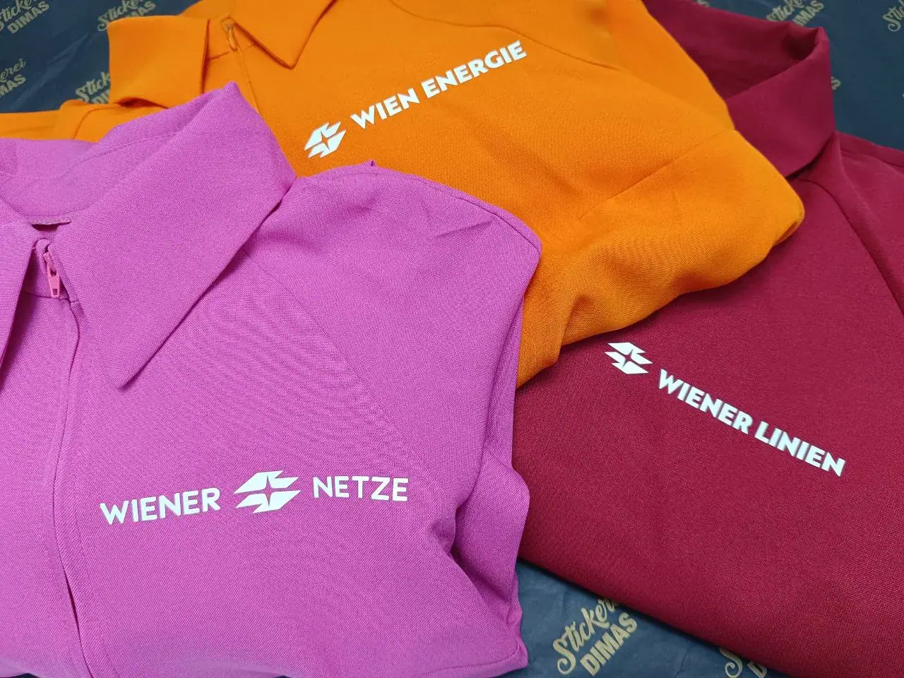 Mehrfarbig bedruckte Poloshirts