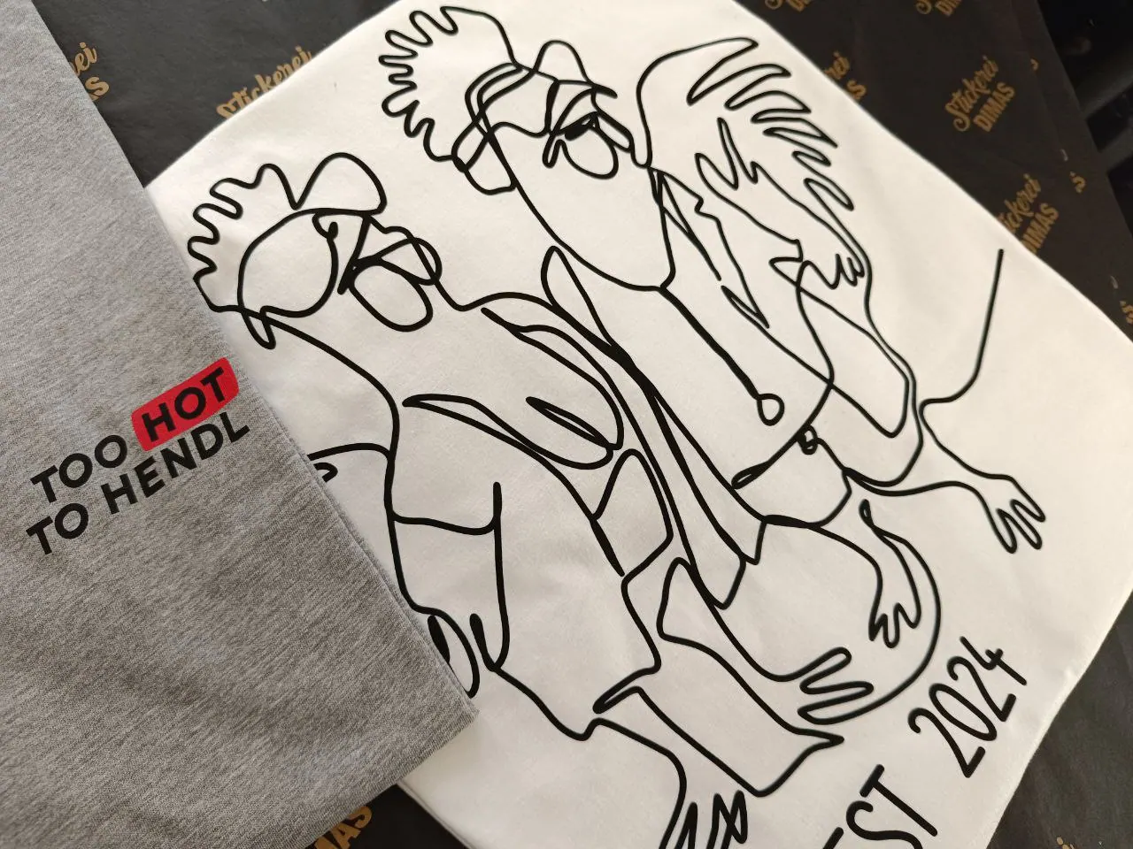 Verschiedene bedruckte T-Shirts aus der Produktion von Textildruck Wien