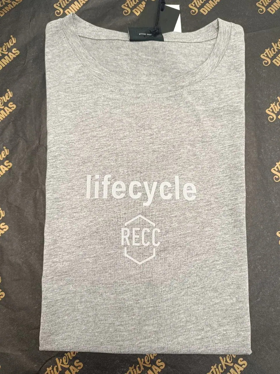 Einfacher Brustdruck auf T-Shirt