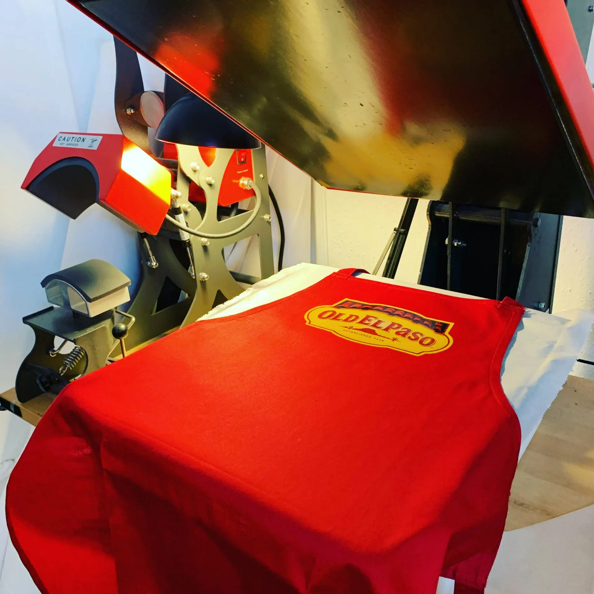Express Textildruck Wien, Transferpresse in Produktion